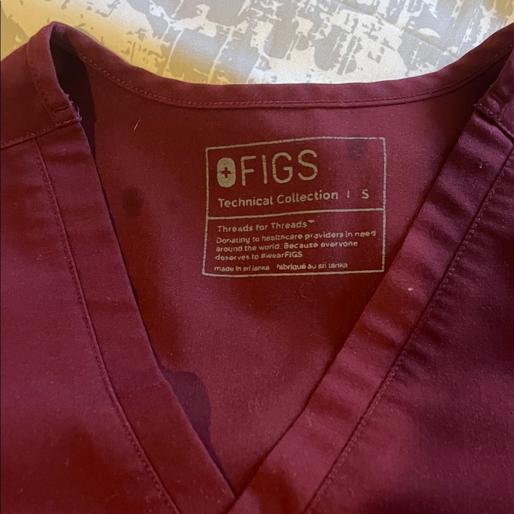 Figs Burgundy V-Neck Scrub Top & Bottoms Size Small - Picture 2 of 7
